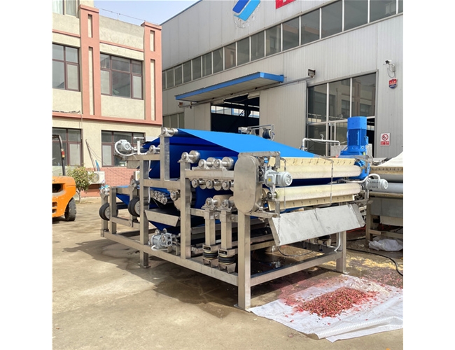 某食品廠(chǎng)訂購(gòu)的1臺(tái)帶式果蔬榨汁機(jī)，試機(jī)檢驗(yàn)合格準(zhǔn)備發(fā)貨！